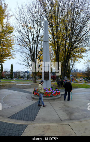 Metro Vancouver, Kanada, 11. November 2017, dem Gedenktag Kränze platziert an der Basis von Grandview Ehrenmal, in Grandview Park auf Commercial Drive für Erinnerung Tag der Zeremonien und Parade, Vancouver, Kanada. Stockfoto