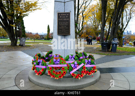 Metro Vancouver, Kanada, 11. November 2017, dem Gedenktag Kränze platziert an der Basis von Grandview Ehrenmal, in Grandview Park auf Commercial Drive für Rememerance Tag Zeremonien und Parade, Vancouver, Kanada. Stockfoto