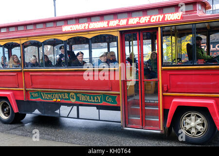 Kriegsveteranen in Rot traditionelle Bus in Erinnerung Tag der Parade, Commercial Drive in der Nähe von Grand View Park am 11. November 2017 in Vancouver, Kanada Stockfoto