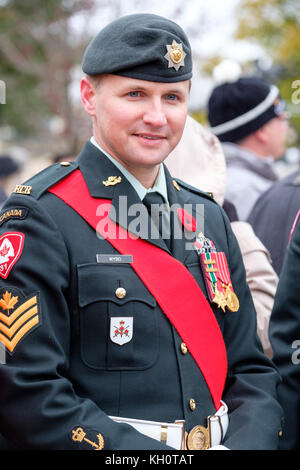 London, Ontario, Kanada, 11. November 2017. Tausende von Londonern auf die restaurierte Ehrenmal in der Innenstadt von Victoria Park versammelt Erinnerung Tag der Zeremonien zu markieren. Die Veranstaltung wurde durch eine Parade und die Anwesenheit von vielen Veteranen, die in früheren Kriege geführt. Ehrenmal der Stadt wurde im September 97 nach einem $ 475.000 Restaurierung. Credit: Rubens Alarcon/Alamy leben Nachrichten Stockfoto