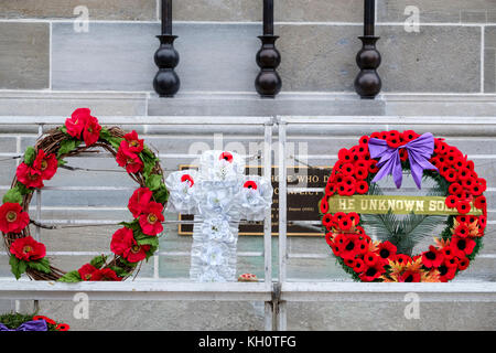 London, Ontario, Kanada, 11. November 2017. Tausende von Londonern auf die restaurierte Ehrenmal in der Innenstadt von Victoria Park versammelt Erinnerung Tag der Zeremonien zu markieren. Die Veranstaltung wurde durch eine Parade und die Anwesenheit von vielen Veteranen, die in früheren Kriege geführt. Ehrenmal der Stadt wurde im September 97 nach einem $ 475.000 Restaurierung. Credit: Rubens Alarcon/Alamy leben Nachrichten Stockfoto