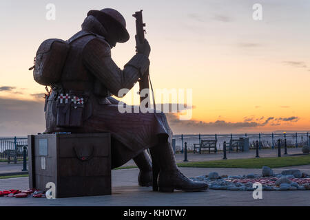 12. November 2017. Seaham, Sunderland, Großbritannien. Eine stahl Statue zeigt einen Soldat lokal bekannt als "Tommy" in den ersten Minuten nach dem Ende des Ersten Weltkriegs. Die Statue wurde von lokalen Künstler Ray Lonsdale geformt. Kredit Robert Smith/AlamyLiveNews Stockfoto