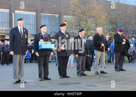 Die Menschen in Großbritannien fiel leise der Krieg am Armistice Day an der alten Eldon Square Toten zu erinnern. Newcastle upon Tyne, Großbritannien, am 11. November. Stockfoto