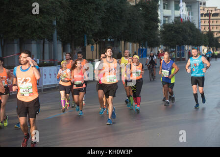 Beirut, Libanon, 12 Nov, 2017 Leute an die Blom Bank Beirut Marathon Beirut Libanon Kreditkarte läuft: Mohamad Itani/Alamy leben Nachrichten Stockfoto