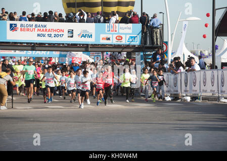 Beirut, Libanon, 12 Nov, 2017 Kindern, die Blom Bank Beirut Marathon Beirut Libanon Credit: Mohamad Itani/Alamy leben Nachrichten Stockfoto