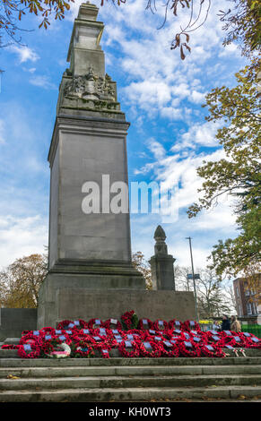 Tag der Erinnerung in Southampton, Hampshire, Großbritannien, 12. November 2017, Roter Mohn und Poppy Kränze am Ehrenmal im Gedenken Sonntag Gedenkfeiern gelegt. Stockfoto