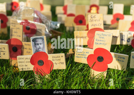 Tag der Erinnerung in Southampton, Hampshire, Großbritannien, 12. November 2017. Mohnblumen und Poppy Kränze in Gedenken Sonntag Gedenkfeiern gelegt. Stockfoto