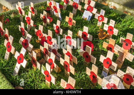 Tag der Erinnerung in Southampton, Hampshire, Großbritannien, 12. November 2017. Mohnblumen und Poppy Kränze in Gedenken Sonntag Gedenkfeiern gelegt. Stockfoto