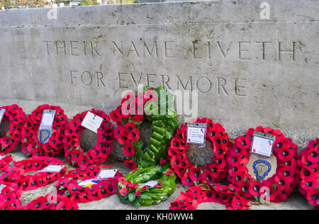 Tag der Erinnerung in Southampton, Hampshire, Großbritannien, 12. November 2017. Roter Mohn und Poppy Kränze in Gedenken Sonntag Gedenkfeiern gelegt. Stockfoto