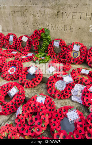 Tag der Erinnerung in Southampton, Hampshire, Großbritannien, 12. November 2017. Roter Mohn und Poppy Kränze in Gedenken Sonntag Gedenkfeiern gelegt. Stockfoto