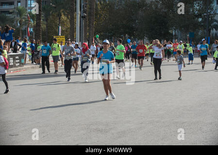 Beirut, Libanon, 12 Nov, 2017 Leute, die Blom Bank Beirut Marathon Beirut Libanon Credit: Mohamad Itani/Alamy leben Nachrichten Stockfoto