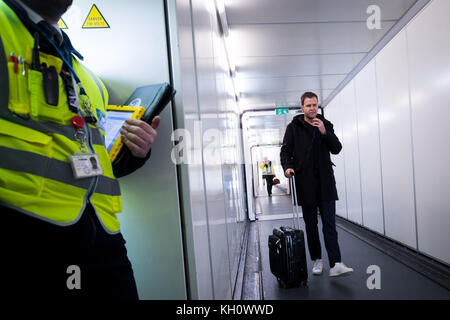 London, Großbritannien. November 2017. Der deutsche Teammanager Oliver Bierhoff besteigt das Flugzeug der Lufthansa zum Abflug der deutschen Mannschaft am Flughafen Heathrow in London, England, 12. November 2017. Quelle: Christian Charisius/dpa/Alamy Live News Stockfoto