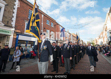 Mitglieder der Royal Naval Association Chichester Filiale an der Erinnerung Tag der Parade in Chichester, West Sussex. Stockfoto