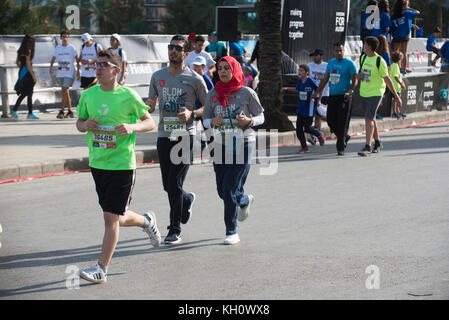 Beirut, Libanon, 12 Nov, 2017 Leute, die Blom Bank Beirut Marathon Beirut Libanon Credit: Mohamad Itani/Alamy leben Nachrichten Stockfoto