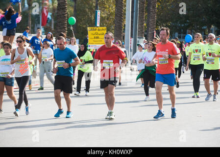 Beirut, Libanon, 12 Nov, 2017 Leute, die Blom Bank Beirut Marathon Beirut Libanon Credit: Mohamad Itani/Alamy leben Nachrichten Stockfoto