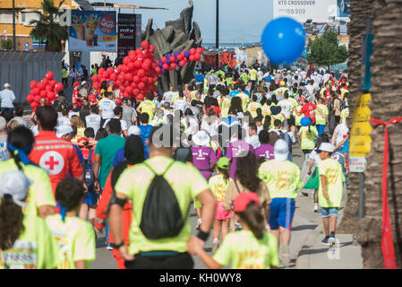 Beirut, Libanon, 12 Nov, 2017 Leute, die Blom Bank Beirut Marathon Beirut Libanon Credit: Mohamad Itani/Alamy leben Nachrichten Stockfoto