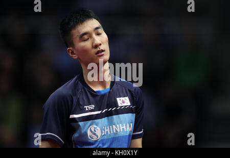 Magdeburg, Deutschland. November 2017. Der südkoreanische Lee Sangsu ist enttäuscht über seine Niederlage im Halbfinale der Männer 4-0 beim Tischtennis German Open Spiel zwischen Timo Boll (Deutschland) und Lee Sangsu (Südkorea) in Magdeburg, Deutschland, am 12. November 2017. Quelle: Ronny Hartmann/dpa-Zentralbild/dpa/Alamy Live News Stockfoto