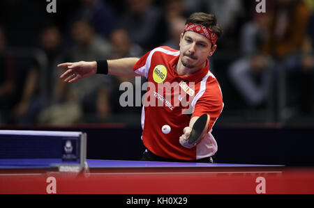 Magdeburg, Deutschland. November 2017. Der deutsche Timo Boll in Aktion vor seinem Sieg 4-0 beim Halbfinale des Tischtennis-Spiels zwischen Timo Boll (Deutschland) und Lee Sangsu (Südkorea) in Magdeburg, Deutschland, am 12. November 2017. Quelle: Ronny Hartmann/dpa-Zentralbild/dpa/Alamy Live News Stockfoto