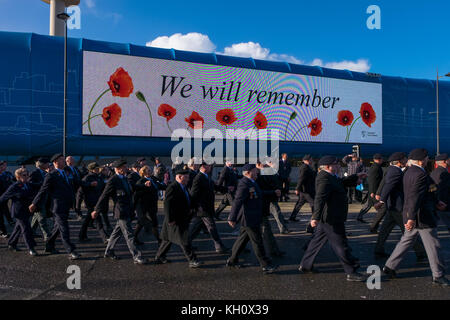 Liverpool, Großbritannien. 12 Nov, 2017. Tausende von Menschen nahmen an einem Service für Erinnerung Sonntag am St George's Plateau Ehrenmal außerhalb St George's Hall in Liverpool City Centre am Sonntag, 12. November 2017. Der Service war durch eine Parade. Quelle: Christopher Middleton/Alamy leben Nachrichten Stockfoto