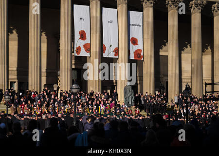 Liverpool, Großbritannien. 12 Nov, 2017. Tausende von Menschen nahmen an einem Service für Erinnerung Sonntag am St George's Plateau Ehrenmal außerhalb St George's Hall in Liverpool City Centre am Sonntag, 12. November 2017. Der Service war durch eine Parade. Quelle: Christopher Middleton/Alamy leben Nachrichten Stockfoto