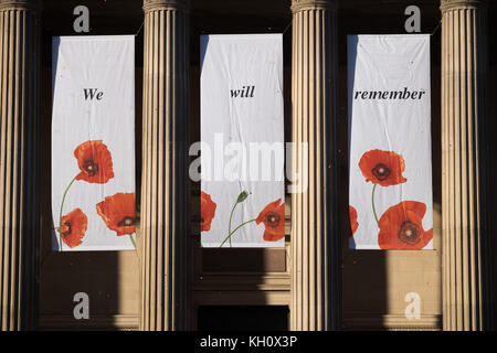 Liverpool, Großbritannien. 12 Nov, 2017. Tausende von Menschen nahmen an einem Service für Erinnerung Sonntag am St George's Plateau Ehrenmal außerhalb St George's Hall in Liverpool City Centre am Sonntag, 12. November 2017. Der Service war durch eine Parade. Quelle: Christopher Middleton/Alamy leben Nachrichten Stockfoto