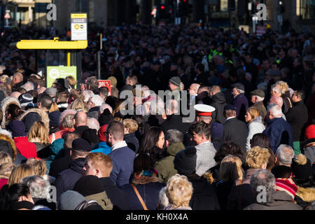 Liverpool, Großbritannien. 12 Nov, 2017. Tausende von Menschen nahmen an einem Service für Erinnerung Sonntag am St George's Plateau Ehrenmal außerhalb St George's Hall in Liverpool City Centre am Sonntag, 12. November 2017. Der Service war durch eine Parade. Quelle: Christopher Middleton/Alamy leben Nachrichten Stockfoto