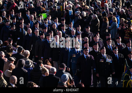 Liverpool, Großbritannien. 12 Nov, 2017. Tausende von Menschen nahmen an einem Service für Erinnerung Sonntag am St George's Plateau Ehrenmal außerhalb St George's Hall in Liverpool City Centre am Sonntag, 12. November 2017. Der Service war durch eine Parade. Quelle: Christopher Middleton/Alamy leben Nachrichten Stockfoto