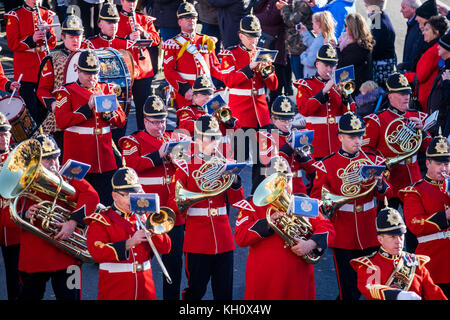 Liverpool, Großbritannien. 12 Nov, 2017. Tausende von Menschen nahmen an einem Service für Erinnerung Sonntag am St George's Plateau Ehrenmal außerhalb St George's Hall in Liverpool City Centre am Sonntag, 12. November 2017. Der Service war durch eine Parade. Quelle: Christopher Middleton/Alamy leben Nachrichten Stockfoto