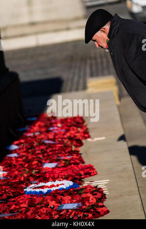 Liverpool, Großbritannien. 12 Nov, 2017. Tausende von Menschen nahmen an einem Service für Erinnerung Sonntag am St George's Plateau Ehrenmal außerhalb St George's Hall in Liverpool City Centre am Sonntag, 12. November 2017. Der Service war durch eine Parade. Quelle: Christopher Middleton/Alamy leben Nachrichten Stockfoto