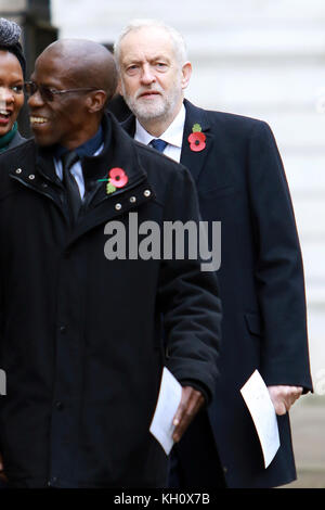 London, Großbritannien. 12.. November 2017. Jeremy Corbyn kommt am 12.. November 2017 zum jährlichen Gedenktag über die Downing Street auf dem Weg zum Cenotaph, London, Großbritannien. Quelle: Tejas Sandhu/Alamy Live News Stockfoto