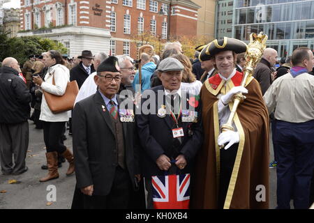 Reading, Großbritannien. 12 Nov, 2017. Remebrance Sonntag Parade und Gedenkstätten, Lesen UK Credit: David Hammant/Alamy leben Nachrichten Stockfoto