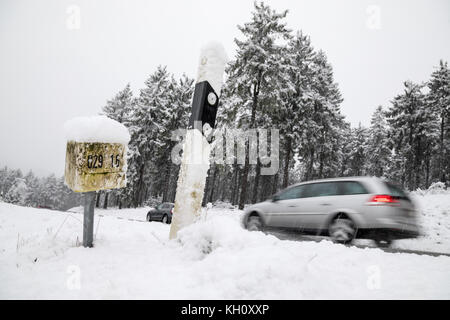 Schmitten, Deutschland. November 2017. Der große Feldberg am Taunus ist in Schmitten, Deutschland, am 12. November 2017 mit Schnee bedeckt. Auf dem Gipfel des Hochlands sind heute etwa 10 Zentimenter Schnee gefallen. Quelle: Jan Eifert/dpa/Alamy Live News Stockfoto