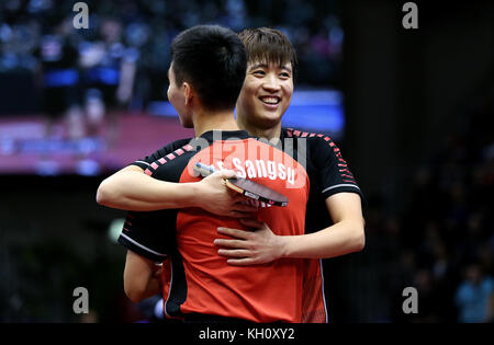 Magdeburg, Deutschland. November 2017. Jeoung Youngsik (R) und Lee Sangsu (L) feiern ihren Sieg 3-2 im Finale des Doppeldoppels der Herren beim Tischtennis-Spiel zwischen Jeoung Youngsik/Lee Sangsu (Südkorea) und Tomokazu Harimoto/Yuto Kizukuri (Japan) in Magdeburg, Deutschland, am 12. November 2017. Quelle: Ronny Hartmann/dpa-Zentralbild/dpa/Alamy Live News Stockfoto