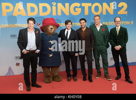 Berlin, Deutschland. November 2017. Der Schauspieler Hugh Grant (L-R), der Regisseur Paul King, die Schauspieler Elyas M’Barek und Hugh Bonneville und der britische Diplomat in Deutschland Sebastian Wood kommen zur deutschen Premiere von Paddington 2, die am 23. November 2017 in den deutschen Kinos erscheinen wird, am 12. November 2017 in Berlin. Quelle: Jörg Carstensen/dpa/Alamy Live News Stockfoto