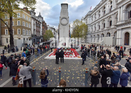 Whitehall, London, Großbritannien. November 2017. Mitglieder der Öffentlichkeit sehen sich die Kränze im Cenotaph am Gedenksonntag an. Quelle: Matthew Chattle/Alamy Live News Stockfoto