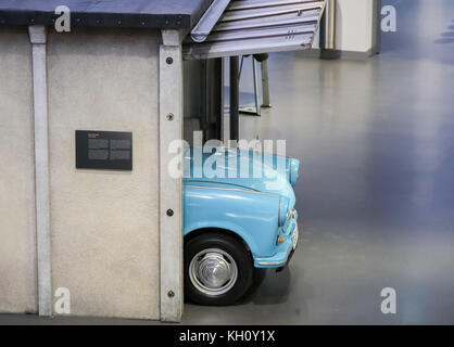 Im August Horch Museum in Zwickau, Deutschland, 9. November 2017, befindet sich ein Automodell Trabant 600 (P 60) in einer rekonstruierten Autogarage aus der DDR-Zeit. Das Museum hat eine neue Dauerausstellung auf dem ehemaligen Gelände des Montagebanks Sachsenring aufgebaut, die unter anderem die weltweit einzige noch erhaltene Produktionsstätte für Duroplaste umfasst. Das Museum markiert auch den historischen Standort, an dem der Automobilhersteller Audi 1909 von August Horch in Zwickau gegründet wurde. Foto: Jan Woitas/dpa-Zentralbild/dpa Stockfoto