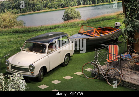 Ein Trabant P601 mit einem Bootsanhänger, der ein Klappboot Delphin 140 anhebt, ist am 9. November 2017 im August Horch Museum in Zwickau zu sehen. Das Museum hat eine neue Dauerausstellung auf dem ehemaligen Gelände des Montagebanks Sachsenring aufgebaut, die unter anderem die weltweit einzige noch erhaltene Produktionsstätte für Duroplaste umfasst. Das Museum markiert auch den historischen Standort, an dem der Automobilhersteller Audi 1909 von August Horch in Zwickau gegründet wurde. Foto: Jan Woitas/dpa-Zentralbild/dpa Stockfoto