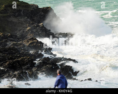 Newquay, Großbritannien. 12 Nov, 2017. UK Wetter Nordisch raue See pound Cornwall Zeichnung Zuschauer und Draufgänger. Am 12. November 2017 Robert Taylor/Alamy leben Nachrichten Newquay, Cornwall, England. Credit: Robert Taylor/Alamy leben Nachrichten Stockfoto