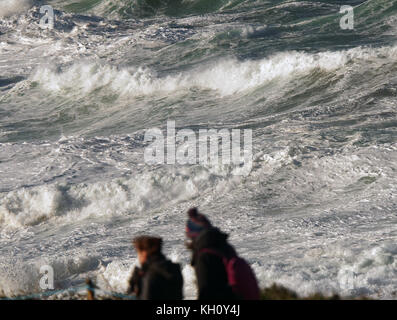Newquay, Großbritannien. 12 Nov, 2017. UK Wetter Nordisch raue See pound Cornwall Zeichnung Zuschauer und Draufgänger. Am 12. November 2017 Robert Taylor/Alamy leben Nachrichten Newquay, Cornwall, England. Credit: Robert Taylor/Alamy leben Nachrichten Stockfoto