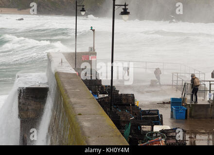 Newquay, Großbritannien. 12 Nov, 2017. UK Wetter Nordisch raue See pound Cornwall Zeichnung Zuschauer und Draufgänger. Am 12. November 2017 Robert Taylor/Alamy leben Nachrichten Newquay, Cornwall, England. Credit: Robert Taylor/Alamy leben Nachrichten Stockfoto