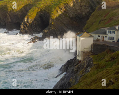 Newquay, Großbritannien. 12 Nov, 2017. UK Wetter Nordisch raue See pound Cornwall Zeichnung Zuschauer und Draufgänger. Am 12. November 2017 Robert Taylor/Alamy leben Nachrichten Newquay, Cornwall, England. Credit: Robert Taylor/Alamy leben Nachrichten Stockfoto