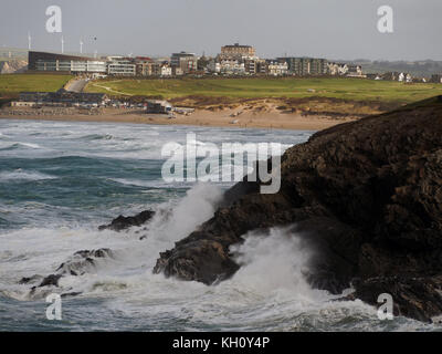 Newquay, Großbritannien. 12 Nov, 2017. UK Wetter Nordisch raue See pound Cornwall Zeichnung Zuschauer und Draufgänger. Am 12. November 2017 Robert Taylor/Alamy leben Nachrichten Newquay, Cornwall, England. Credit: Robert Taylor/Alamy leben Nachrichten Stockfoto