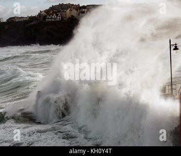 Newquay, Großbritannien. 12 Nov, 2017. UK Wetter Nordisch raue See pound Cornwall Zeichnung Zuschauer und Draufgänger. Am 12. November 2017 Robert Taylor/Alamy leben Nachrichten Newquay, Cornwall, England. Credit: Robert Taylor/Alamy leben Nachrichten Stockfoto