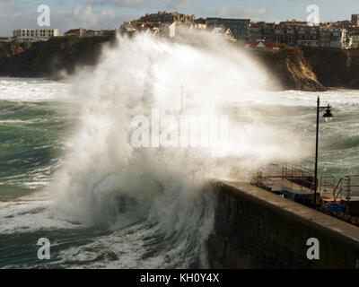 Newquay, Großbritannien. 12 Nov, 2017. UK Wetter Nordisch raue See pound Cornwall Zeichnung Zuschauer und Draufgänger. Am 12. November 2017 Robert Taylor/Alamy leben Nachrichten Newquay, Cornwall, England. Credit: Robert Taylor/Alamy leben Nachrichten Stockfoto