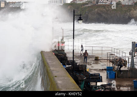 Newquay, Großbritannien. 12 Nov, 2017. UK Wetter Nordisch raue See pound Cornwall Zeichnung Zuschauer und Draufgänger. Am 12. November 2017 Robert Taylor/Alamy leben Nachrichten Newquay, Cornwall, England. Credit: Robert Taylor/Alamy leben Nachrichten Stockfoto