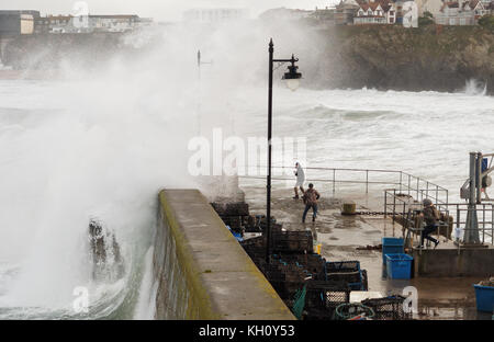 Newquay, Großbritannien. 12 Nov, 2017. UK Wetter Nordisch raue See pound Cornwall Zeichnung Zuschauer und Draufgänger. Am 12. November 2017 Robert Taylor/Alamy leben Nachrichten Newquay, Cornwall, England. Credit: Robert Taylor/Alamy leben Nachrichten Stockfoto
