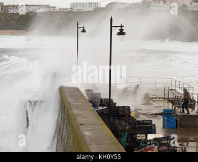 Newquay, Großbritannien. 12 Nov, 2017. UK Wetter Nordisch raue See pound Cornwall Zeichnung Zuschauer und Draufgänger. Am 12. November 2017 Robert Taylor/Alamy leben Nachrichten Newquay, Cornwall, England. Credit: Robert Taylor/Alamy leben Nachrichten Stockfoto