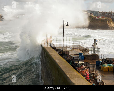 Newquay, Großbritannien. 12 Nov, 2017. UK Wetter Nordisch raue See pound Cornwall Zeichnung Zuschauer und Draufgänger. Am 12. November 2017 Robert Taylor/Alamy leben Nachrichten Newquay, Cornwall, England. Credit: Robert Taylor/Alamy leben Nachrichten Stockfoto