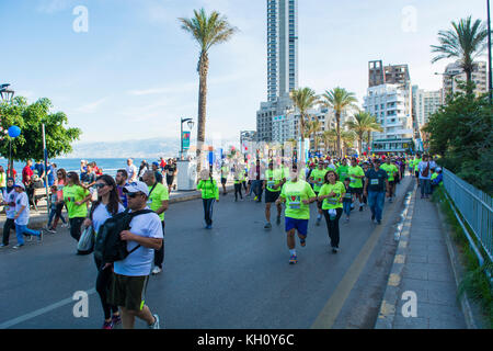 Beirut, Libanon, 12 Nov, 2017 Leute, die Blom Bank Beirut Marathon Beirut Libanon Credit: Mohamad Itani/Alamy leben Nachrichten Stockfoto