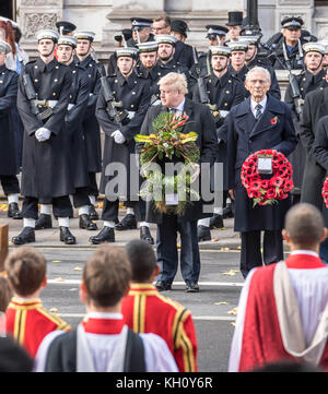 London, 12. November 2017 Boris Johnson, foreding Sekretärin mit dem commenwealth Kranz, an dem nationalen Dienst der Erinnerung an das Ehrenmal, Whitehall, London. Stockfoto